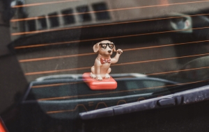 ZABAWKA NA BATERIE SŁONECZNĄ PIES MACHA ŁAPĄ PRL